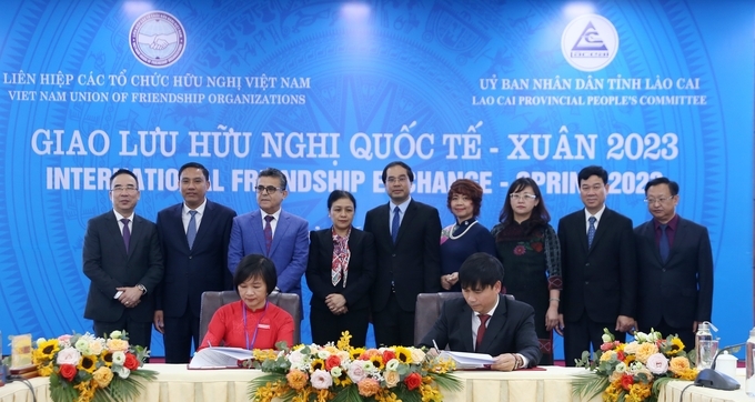 Lao Cai province's Department of Foreign Affairs and representatives of non-governmental organizations signing a memorandum of understanding on the implementation of committed grants. Photo: Quoc Khanh.