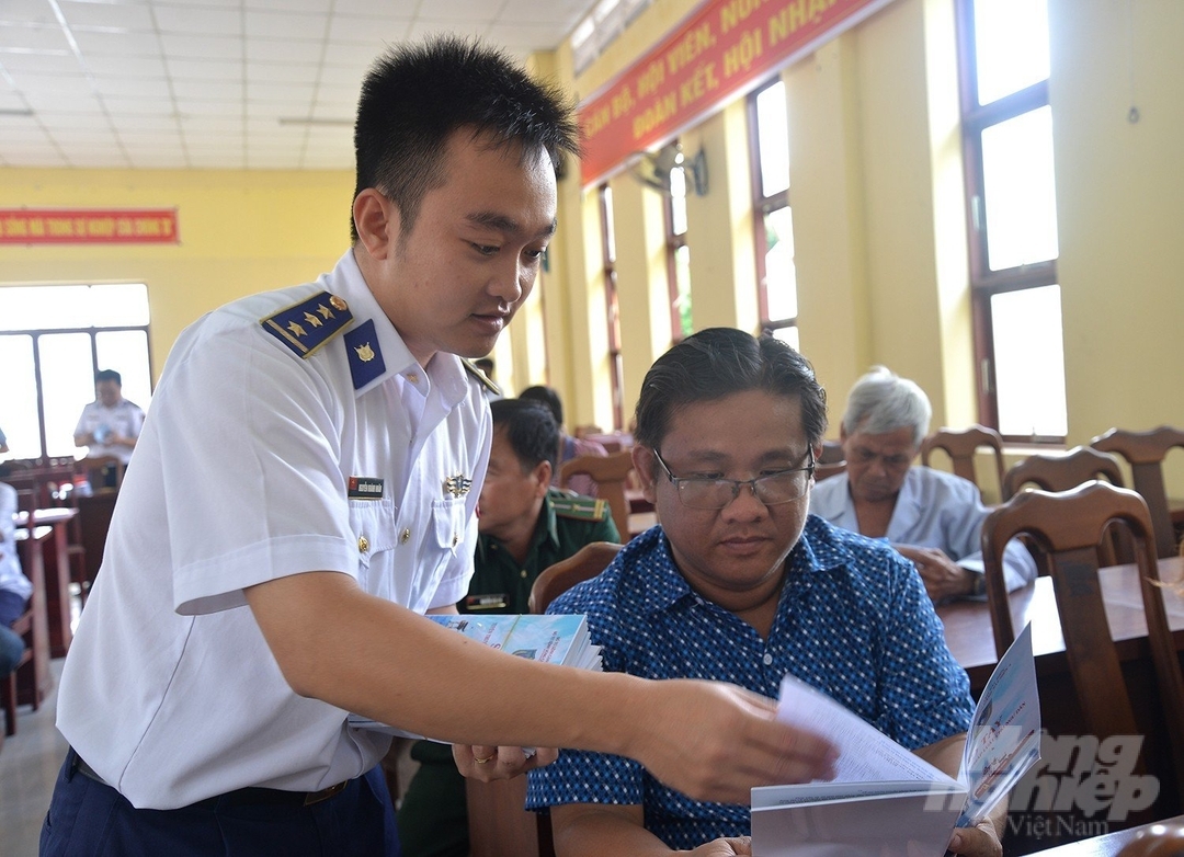 Bộ tư lệnh Vùng Cảnh sát biển 4 tuyên truyền các quy định về Luật Thủy sản năm 2017, Luật Cảnh sát biển Việt Nam năm 2018 và thực trạng chống khai thác IUU cho ngư dân. Ảnh: Kim Anh.