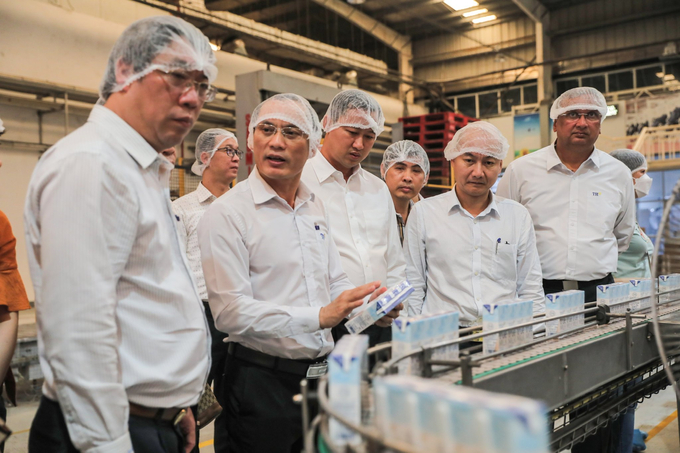 Đoàn công tác thăm Nhà máy sữa và nghe giới thiệu về dây chuyền sản xuất sữa tươi sạch TH true MILK.