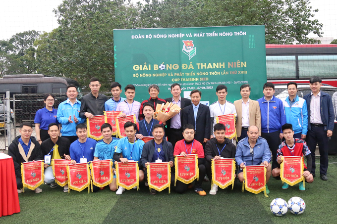 Ban tổ chức chụp ảnh lưu niệm cùng các đội trưởng đội bóng.