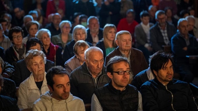 Hình ảnh nông dân và giáo dân ở Catalonia tham dự Thánh lễ cầu mưa. Những lời cầu nguyện và thánh ca đã được người dân địa phương cất lên để cầu xin sự can thiệp của thần thánh nhằm giải quyết cuộc khủng hoảng hạn hán. Ảnh: AP