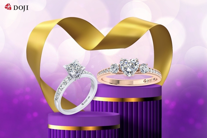 Viên kim cương 99 giác cắt nằm ở vị trí trung tâm trên chiếc nhẫn đính hôn, tỏa ra nguồn ánh sáng rực rỡ và tinh khiết.