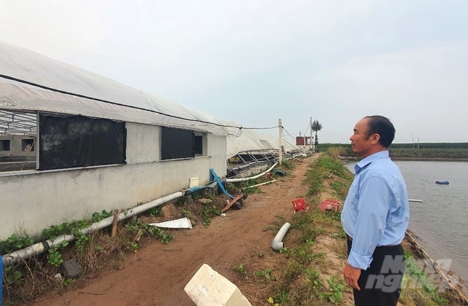 Ông Vũ Đình Phú, xã Nghĩa Lợi một trong số những hộ dân nhận được thông báo đơn phương chấm dứt hợp đồng thuê đầm bãi để làm Kênh thoát nước KCN rạng Đông.