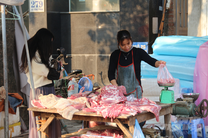 Các biện pháp can thiệp của Dự án SafePORK hướng đến mục tiêu giảm ô nhiễm vi sinh vật trên thịt lợn tại chợ bán lẻ truyền thống. Ảnh: Phạm Hiếu.
