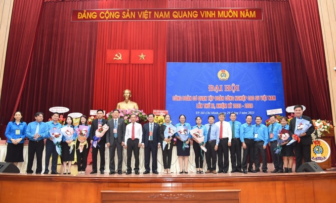 Lãnh đạo VRG và Công đoàn Cao su Việt Nam chúc mừng Ban Chấp hành nhiệm kỳ 2023-2028 của Công đoàn Cơ quan VRG.