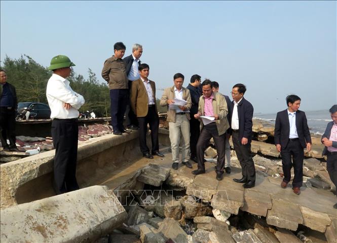 Lãnh đạo tỉnh Nam Định kiểm tra thực tế điểm sạt lở trên bờ kè khu du lịch sinh thái Rạng Đông vào tháng 3/2019. Ảnh: TTXVN.