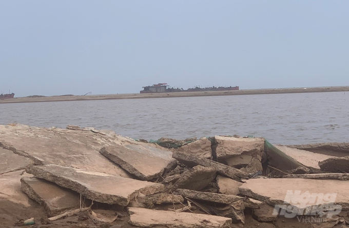 Tàu hút cát biển của công ty Sông Đà - Hà Nội nhìn từ khu vực kè sạt lở vào sáng ngày 15/3.