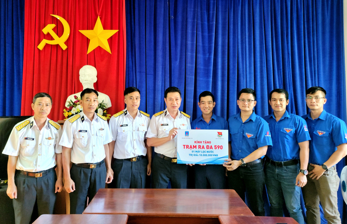 Đoàn công tác KVT – đại diện Đoàn Thanh niên PV GAS đến thăm và tặng máy lọc nước cho Trạm Radar 590 của Trung đoàn 251 - Bộ Quốc phòng.