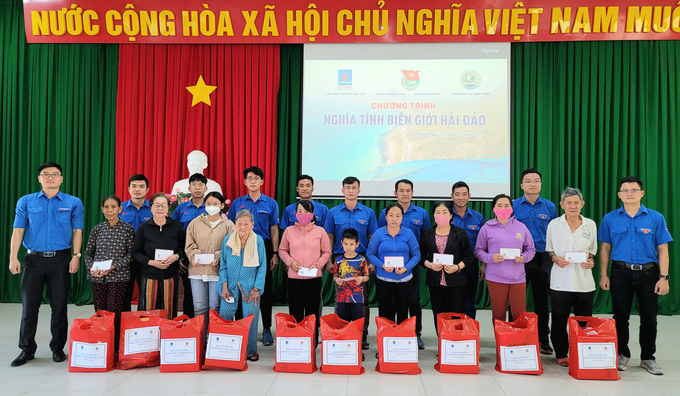 Đoàn Thanh niên KVT ủng hộ các gia đình và học sinh khó khăn của Côn Đảo.