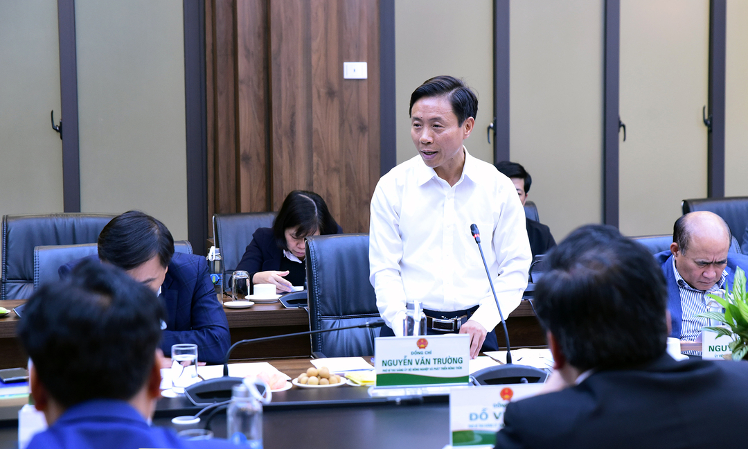 Đồng chí Nguyễn Văn Trường trình bày tóm tắt kết quả hoạt động năm 2022 của Đảng ủy Bộ NN-PTNT. Ảnh: Bảo Thắng.
