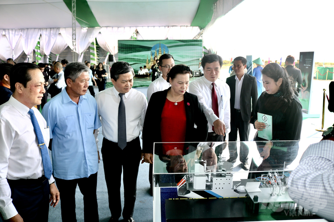 Đồng chí Nguyễn Thị Kim Ngân, nguyên Ủy viên Bộ Chính trị, nguyên Chủ tịch Quốc hội nghe doanh nghiệp giới thiệu sử dụng khí Hydro vào ngành công nghiệp. Ảnh: Minh Khởi.