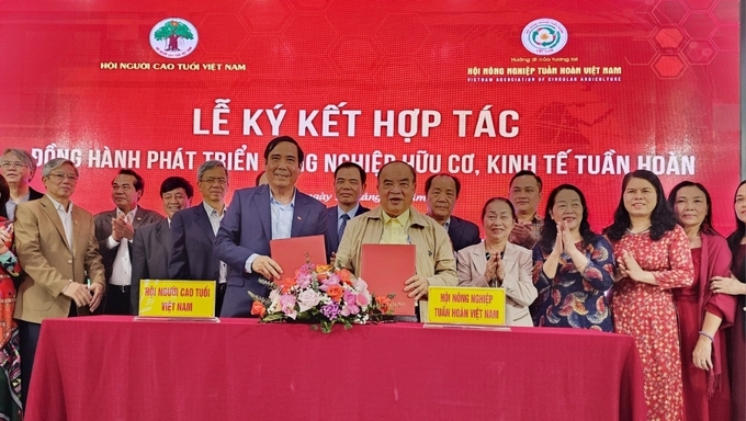 Hội Nông nghiệp tuần hoàn Việt Nam ký kết với Hội Người cao tuổi Việt Nam hợp tác đồng hành phát triển nông nghiệp hữu cơ, kinh tế tuần hoàn. Ảnh: Hoàng Anh.