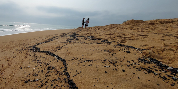 Hiện trường dầu vốn cục xuất hiện trên bãi biển TP Tuy Hòa, tỉnh Phú Yên. Ảnh: TQ.