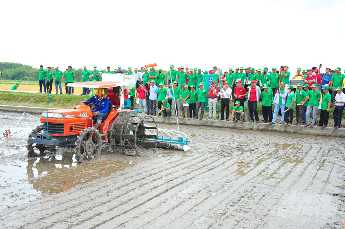 Ngày 31/3, tại Viện Lúa ĐBSCL (huyện Thới Lai, TP Cần Thơ), Bộ NN-PTNT phối hợp với Viện Nghiên cứu lúa gạo quốc tế (IRRI), Viện Lúa ĐBSCL, Sở NN-PTNT TP Cần Thơ và các đơn vị, doanh nghiệp có liên quan tổ chức sự kiện trình diễn thực địa về cơ giới hóa gieo sạ chính xác và trưng bày các loại máy thu gom rơm và sản phẩm chế biến từ rơm rạ.