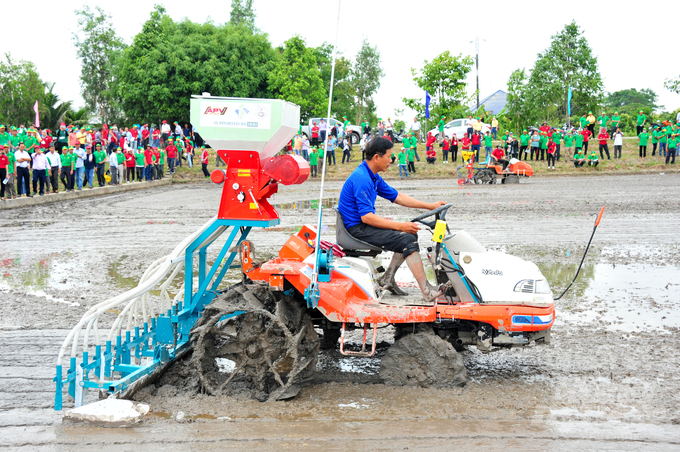 Tại buổi trình diễn, PGS.TS. Nguyễn Văn Hùng, chuyên gia khoa học cao cấp và là Trưởng ban Cơ Giới Hóa và Sau thu hoạch của IRRI cho biết: ĐBSCL cần công nghệ sạ nhanh và chính xác để tối ưu quản lý mùa vụ trên đồng giảm thiểu rủi ro biến đổi khí hậu và dịch bệnh, giảm đổ ngã, tổn thất và tăng năng suất và chất lượng. Hiện nay, giải pháp khả thi và đáp ứng các yêu cầu trên là sử dụng máy sạ hàng hoặc sạ cụm, kết hợp công nghệ, thực hành tốt quản lý mùa vụ như '1 phải 5 giảm', 'Sản xuất lúa gạo bền vững'…