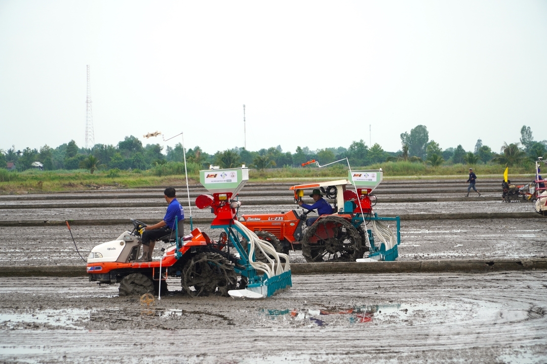 Các công nghệ và máy móc tiên tiến cho gieo sạ chính xác đã được cải tiến cho phù hợp và hiệu quả với sản xuất lúa ở ĐBSCL. Ảnh: Kim Anh.