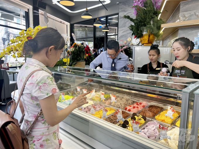 Young people are drawn in by Italian Gelato products. Photo: Nguyen Thuy.
