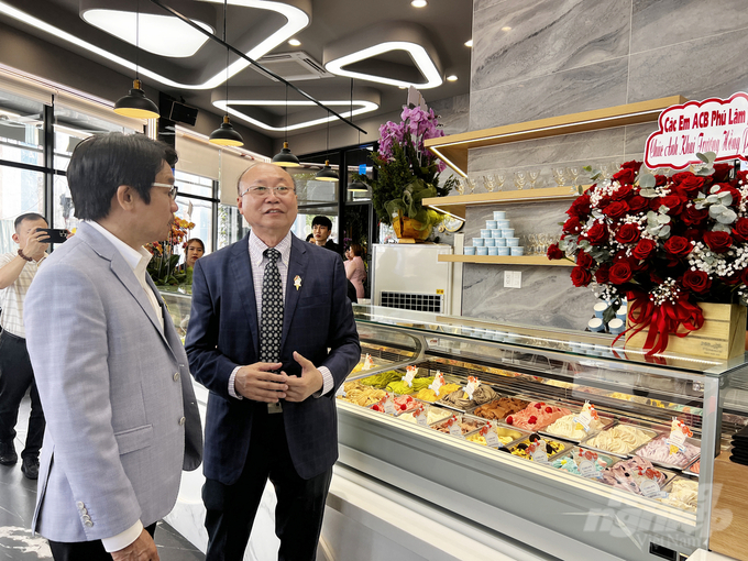 Mr. Kao Sieu Luc, General Director of ABC Bakery Company, introducing new products to Mr. Le Viet Anh, Vice Chairman of HCMC Union of Business Association. Photo: Nguyen Thuy.