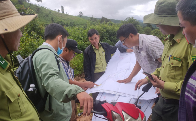 Phối hợp kiểm tra tình hình chuyển đổi mục đích sử dụng rừng tại tỉnh Kon Tum. Ảnh: Minh Quý.