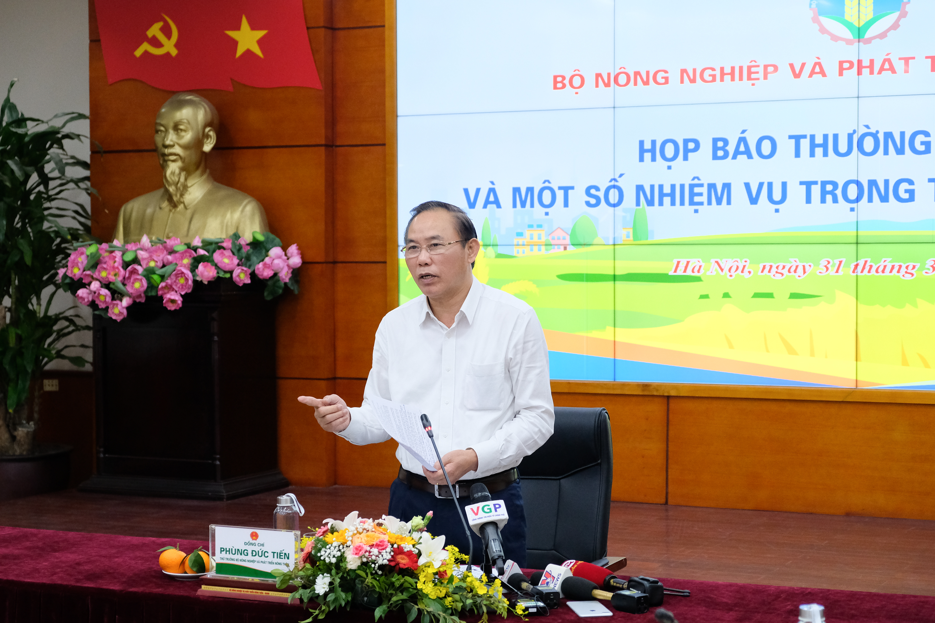 Deputy Minister Phung Duc Tien set a target of USD 14 billion in export turnover for the agriculture sector in the second quarter of 2023. Photo: Tung Dinh.