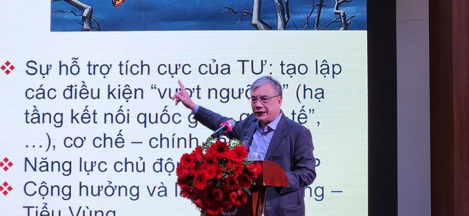 PGS.TS Trần Đình Thiên trình bày tham luận tại hội thảo khoa học cấp tỉnh 'Khánh Hòa 370 năm xây dựng và phát triển (1653-2023). Ảnh: KS.
