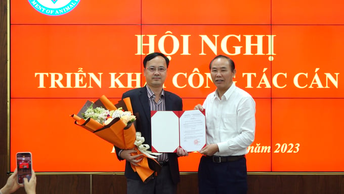 Thứ trưởng Bộ NN-PTNT Phùng Đức Tiến trao quyết định bổ nhiệm ông Phan Quang Minh (bên trái) giữ chức Phó Cục trưởng Cục Thú y. Ảnh: Quang Linh.
