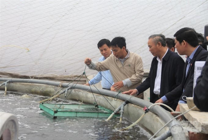 Thứ trưởng Phùng Đức Tiến kiểm tra tình hình sản xuất thủy sản tại tỉnh Thái Bình. Ảnh: Phạm Hiếu.