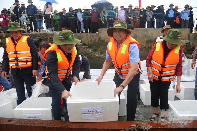 Các đại biểu cùng nhân dân thả 1 triệu con giống tại Vườn Quốc gia Xuân Thủy. Ảnh: Huy Bình.
