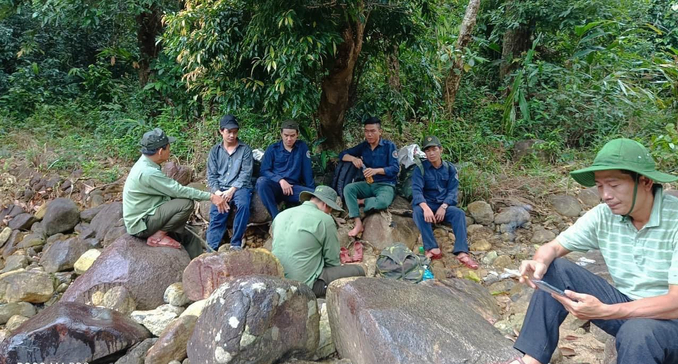 Lực lượng Ban Quản lý Rừng phòng hộ Tây Hòa tuần tra rừng, nghỉ mệt bên bờ suối. Ảnh: KS.