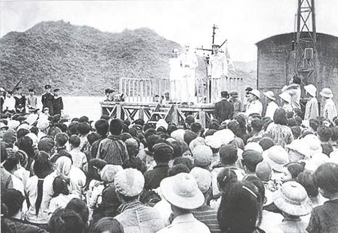 Bác Hồ về thăm và nói chuyện với người dân Cát Bà ngày 31/3/1959. Ảnh: tư liệu.