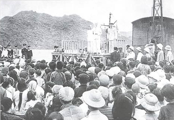 Bác Hồ về thăm và nói chuyện với người dân Cát Bà ngày 31/3/1959. Ảnh tư liệu.