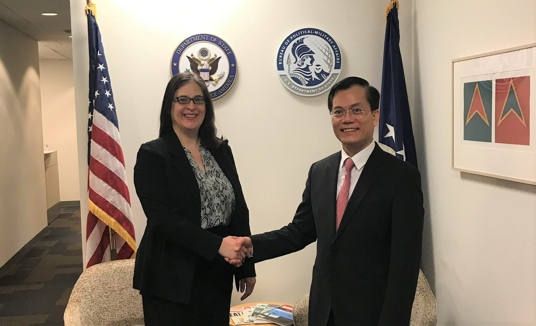 Thứ trưởng Ngoại giao Việt Nam Hà Kim Ngọc và Trợ lý Ngoại trưởng phụ trách các vấn đề chính trị - quốc phòng Bộ Ngoại giao Hoa Kỳ Jessica Lewis đồng chủ trì đối thoại. Ảnh: BNG.