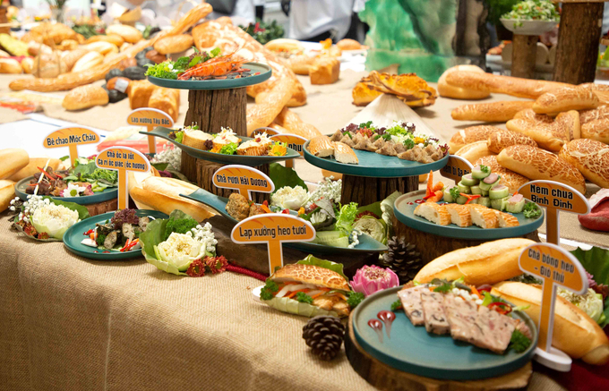 Điểm nhấn của Lễ hội bánh mì là việc công diễn 105 món ăn kèm cùng bánh mì.