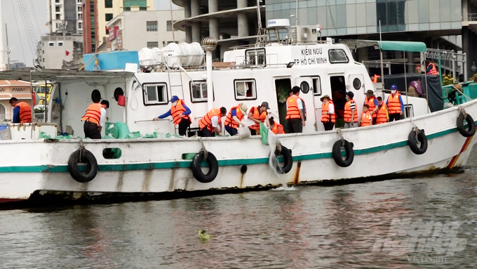 Hoạt động thả tôm, cá giống xuống lưu vực sông Sài Gòn nhằm bảo tồn, tái tạo và phát triển nguồn lợi thủy sản Thành phố. Ảnh: Minh Sáng.