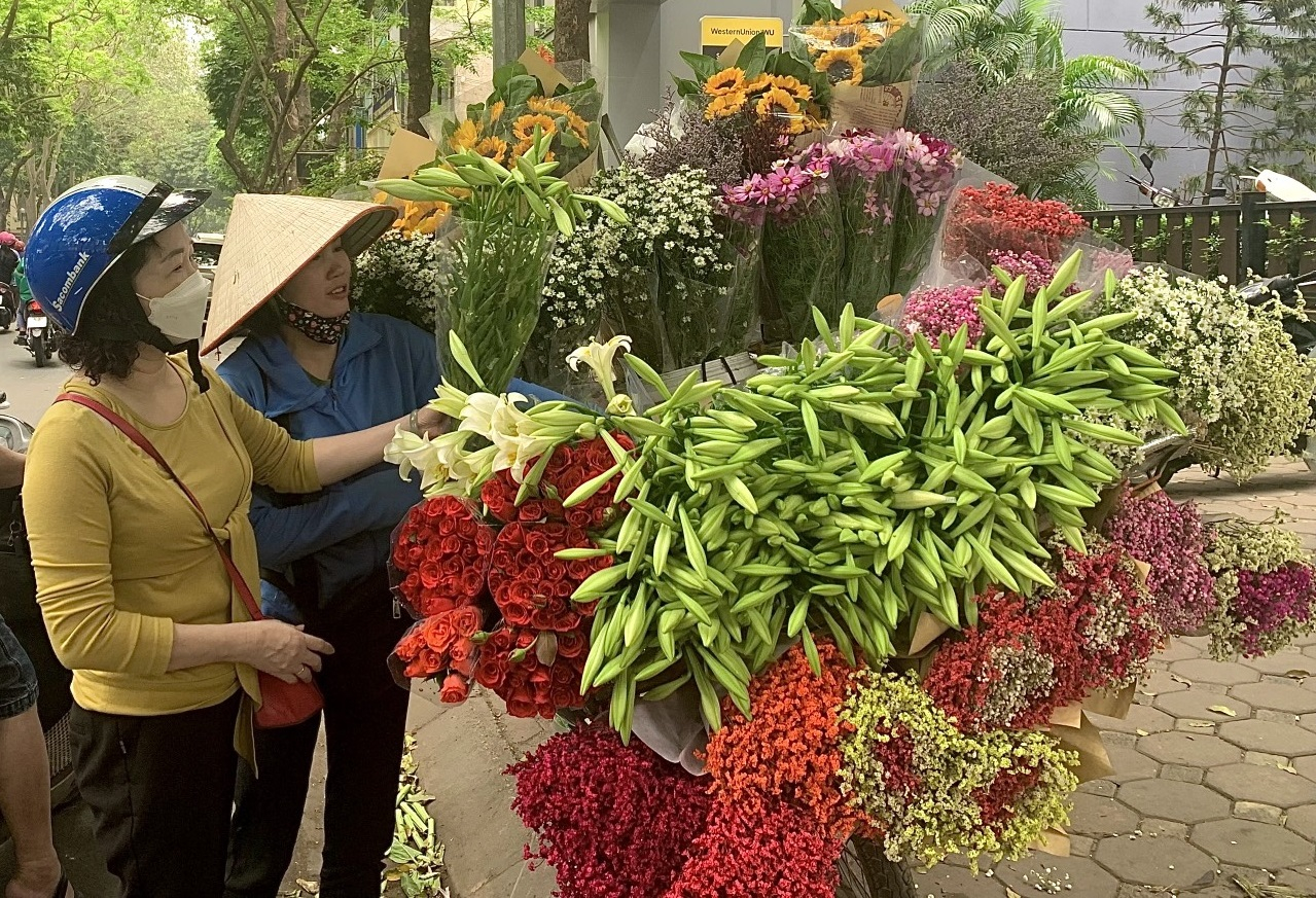 Dù đối mặt với nhiều khó khăn nhưng loa kèn vẫn là hình ảnh gắn liền với tháng Tư của Hà Nội.