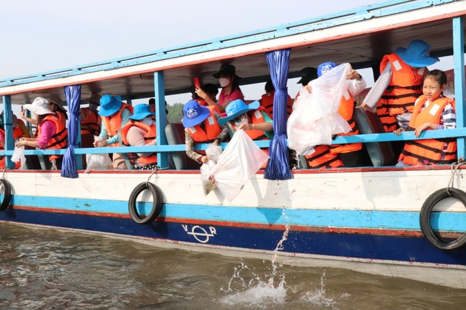 Tại điểm quận Ninh Kiều, thành phố Cần Thơ đã thả 50.000 con cá giống. Ảnh: Kim Anh.