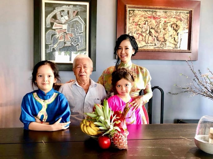 Dịch giả Lê Văn Viện cùng con gái và hai cháu ngoại.
