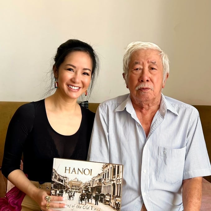 Dịch giả Lê Văn Viện và con gái Hồng Nhung.