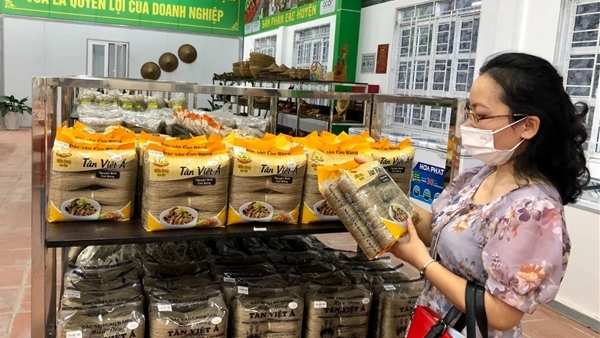Nhiều sản phẩm OCOP của tỉnh Cao Bằng đã vào được các trung tâm thương mại, siêu thị. Ảnh: Thể Nguyễn. 