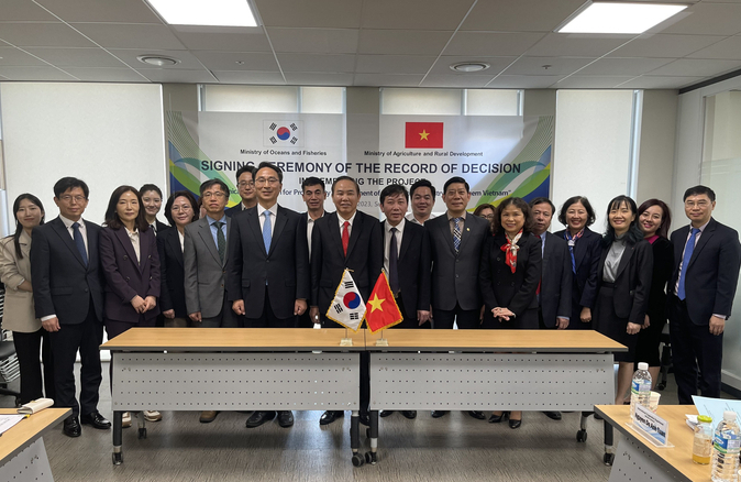 The delegation of the Ministry of Agriculture and Rural Development took a photo with representatives of the South Korean Ministry of Oceans and Fisheries.