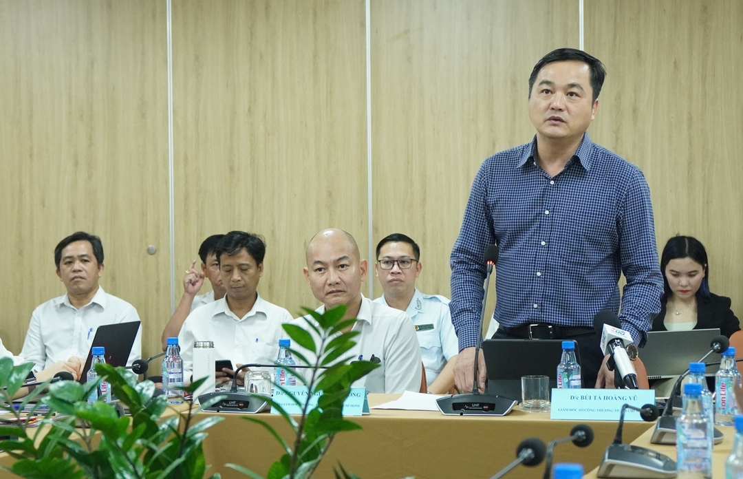 Ông Bùi Tá Hoàng Vũ, Giám đốc Sở Công thương TP. HCM thông tin tại buổi họp báo. Ảnh: Nguyễn Thủy.