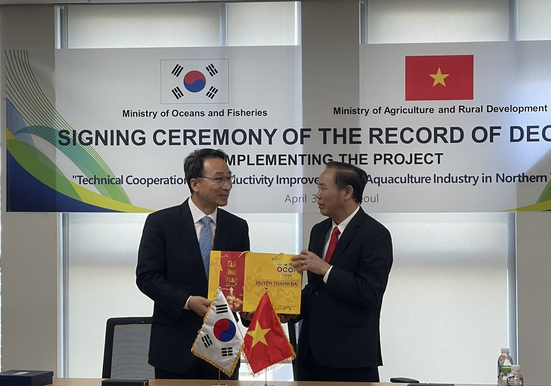 Deputy Minister Phung Duc Tien presented a gift of Vietnam's OCOP product to Deputy Minister Dong-Sik Woo at the visit and working session.