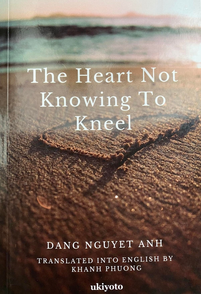 Tập thơ 'Trái tim không biết quỳ' ấn hành tại Canada.