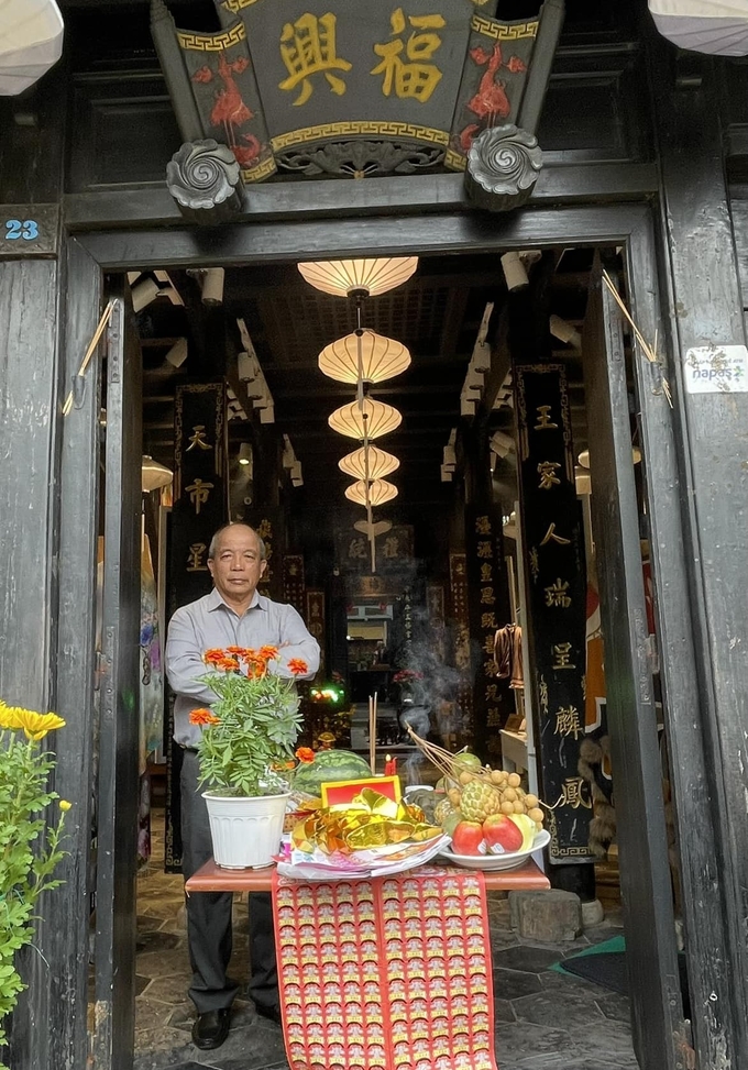 Nhà văn Trần Kỳ Trung trước ngôi nhà của mình ở phố cổ Hội An.