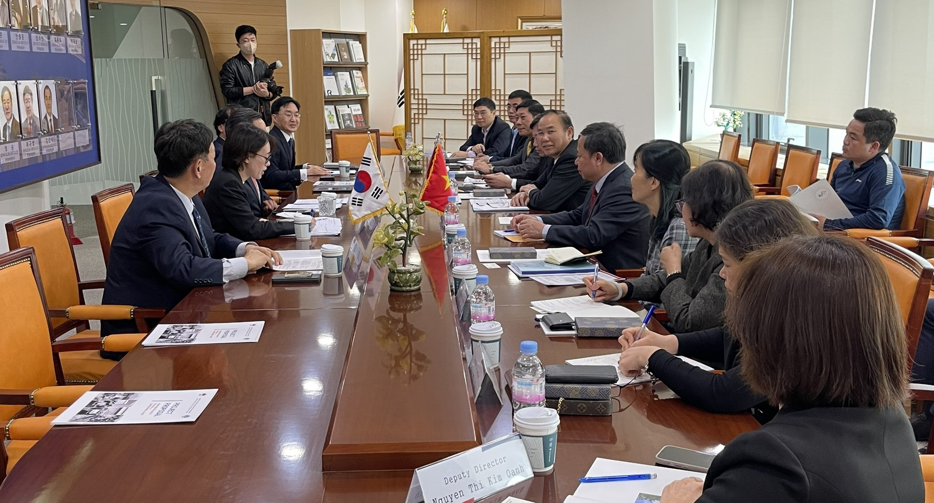 Deputy Minister Phung Duc Tien worked with Lee Byung Ho, Chairman of the Korean Rural Community Corporation, to discuss forthcoming agricultural cooperation (KRC).