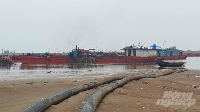 Tàu hút cát tại biển Nghĩa Hưng.