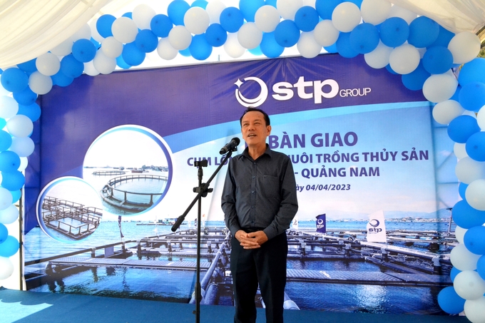 Ông Ngô Tấn, Phó giám đốc Sở NN-PTNT tỉnh Quảng Nam hoan nghênh thiện chí của STP Group khi bàn giao cụm lồng bè HDPE cho chủ đầu tư của tỉnh. Ảnh: L.K.