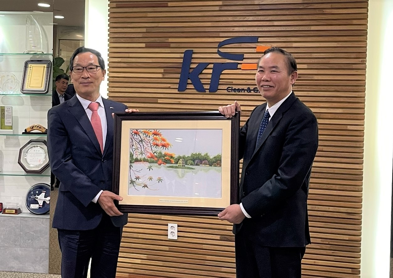 Deputy Minister Phung Duc Tien presents a gift to Lee Byung Ho.