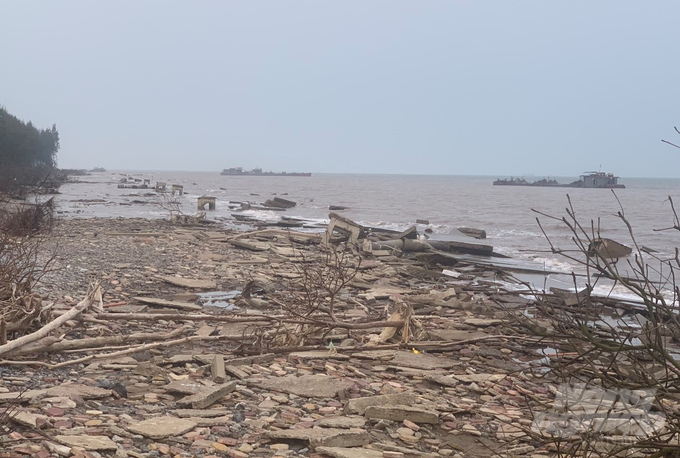 Kè sinh thái khu du lịch Nghĩa Hưng bị sạt lở cùng thời điểm khai thác cát biển san lấp KCN.