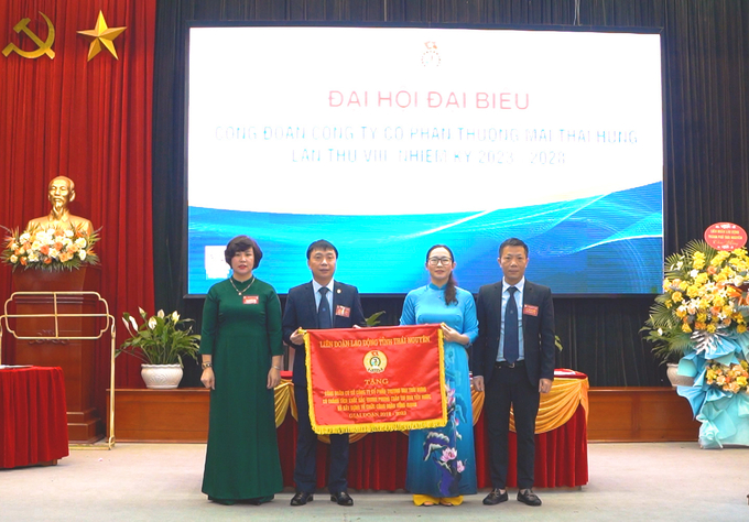 Đồng chí Hoàng Thị Thu Hằng, Phó Chủ tịch Thường trực Liên đoàn Lao động tỉnh Thái Nguyên, tặng Cờ thi đua cho Công đoàn Thái Hưng.